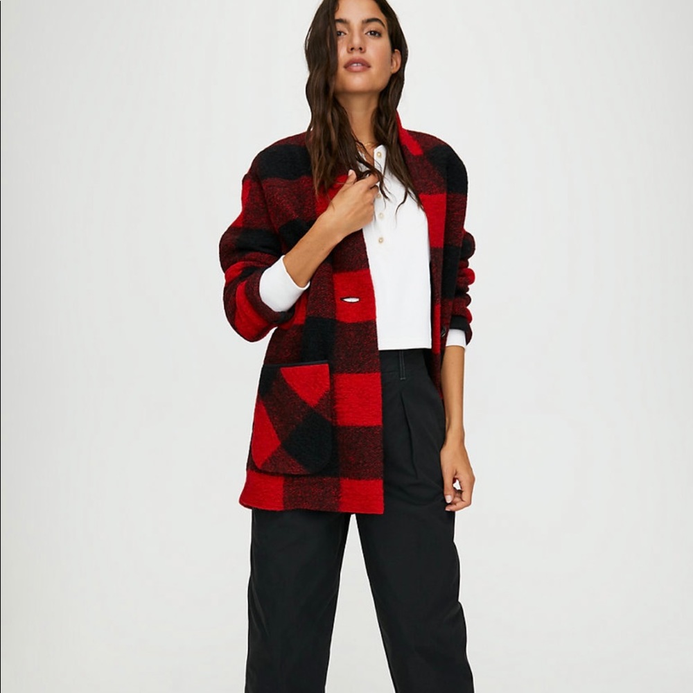A cocoon shape in soft Italian yarn. The jacket that makes the outfit.